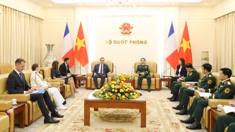 Bộ trưởng Quốc phòng Phan Văn Giang tiếp Bộ trưởng Quân đội Pháp Sébastien Lecornu.