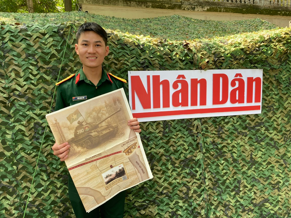 Anh Trần Ngọc Sơn (công tác tại Lữ đoàn 382, Quân khu 1) vui mừng nhận phụ san để dành tặng ông ngoại. (ẢNH: ĐỖ THOA) Anh Trần Ngọc Sơn (công tác tại Lữ đoàn 382, Quân khu 1) vui mừng nhận phụ san để dành tặng ông ngoại. (ẢNH: ĐỖ THOA)
