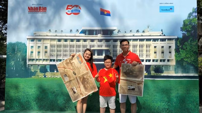 Nhiều gia đình đưa con đến để tìm hiểu ý nghĩa của ngày 30/4 tại khuôn viên Báo Nhân Dân, ngày 2/5. (Ảnh: ĐỖ THOA)