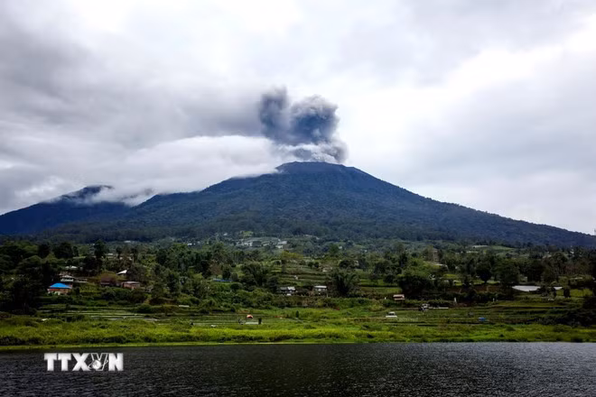 Tro bụi phun lên từ núi lửa Marapi ở Tây Sumatra, Indonesia. (Ảnh: THX/TTXVN)