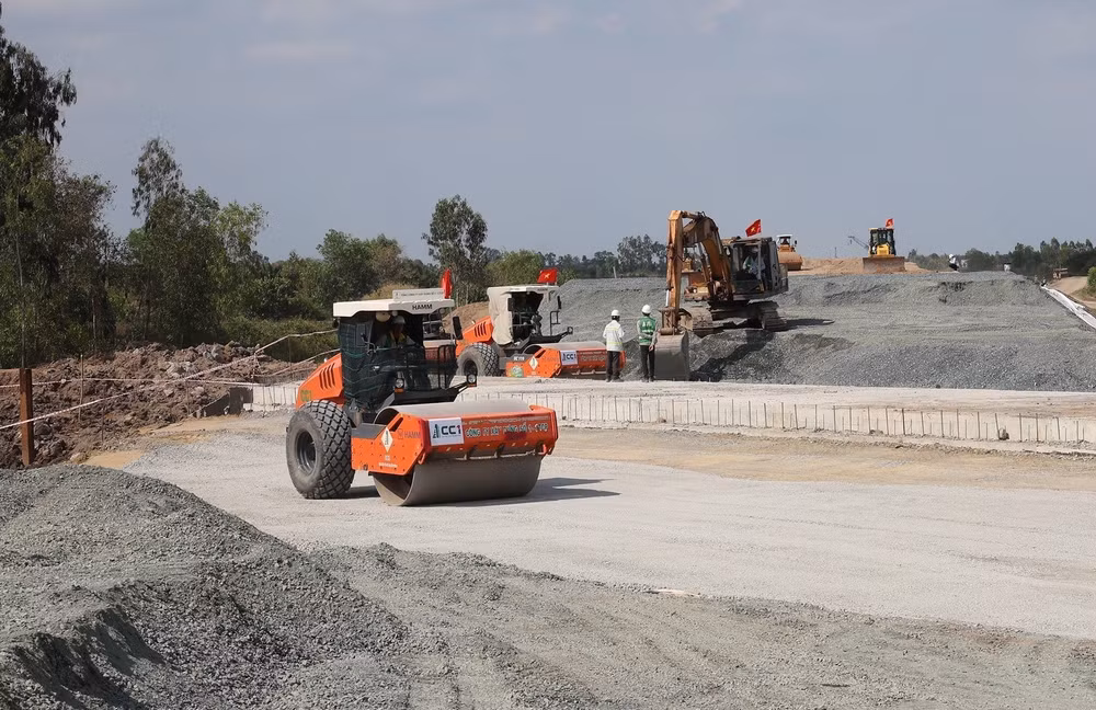 Công trường thi công dự án thành phần đoạn Hậu Giang-Cà Mau. (Ảnh: Dương Giang/TTXVN)