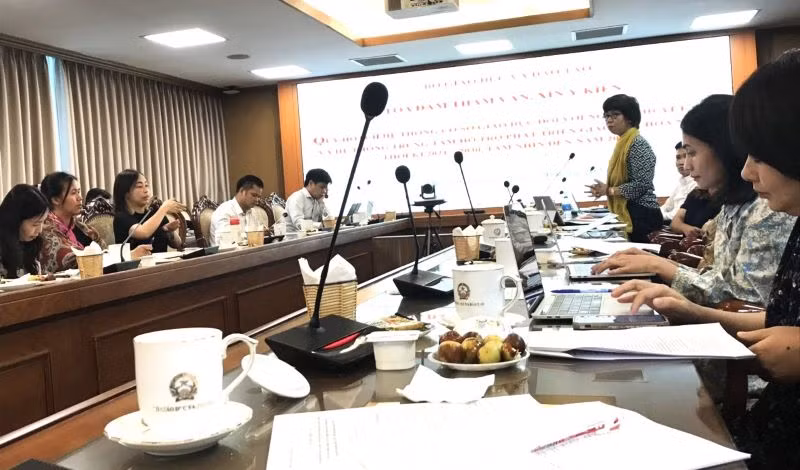 Chị Nguyễn Tuyết Hạnh, đại diện Câu lạc bộ Gia đình người tự kỷ Hà Nội tham gia và đóng góp ý kiến tại "Tọa đàm tham vấn, xin ý kiến về một số nội dung chính của quy hoạch hệ thống Cơ sở giáo dục đối với người khuyết tật và hệ thống trung tâm hỗ trợ phát triển giáo dục hòa nhập thời kỳ 2021-2030, tầm nhìn đến năm 2050" do Bộ Giáo dục và Đào tạo tổ chức. (Ảnh: nhân vật cung cấp)