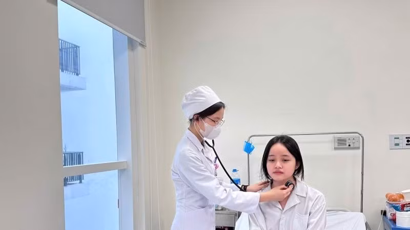 Trong quá trình thực tập lâm sàng tại Bệnh viện Quân y 103, Bùi Việt Hà luôn tích cực đi buồng bệnh, thăm khám cho bệnh nhân để tích lũy kinh nghiệm. (Ảnh: HVQY)