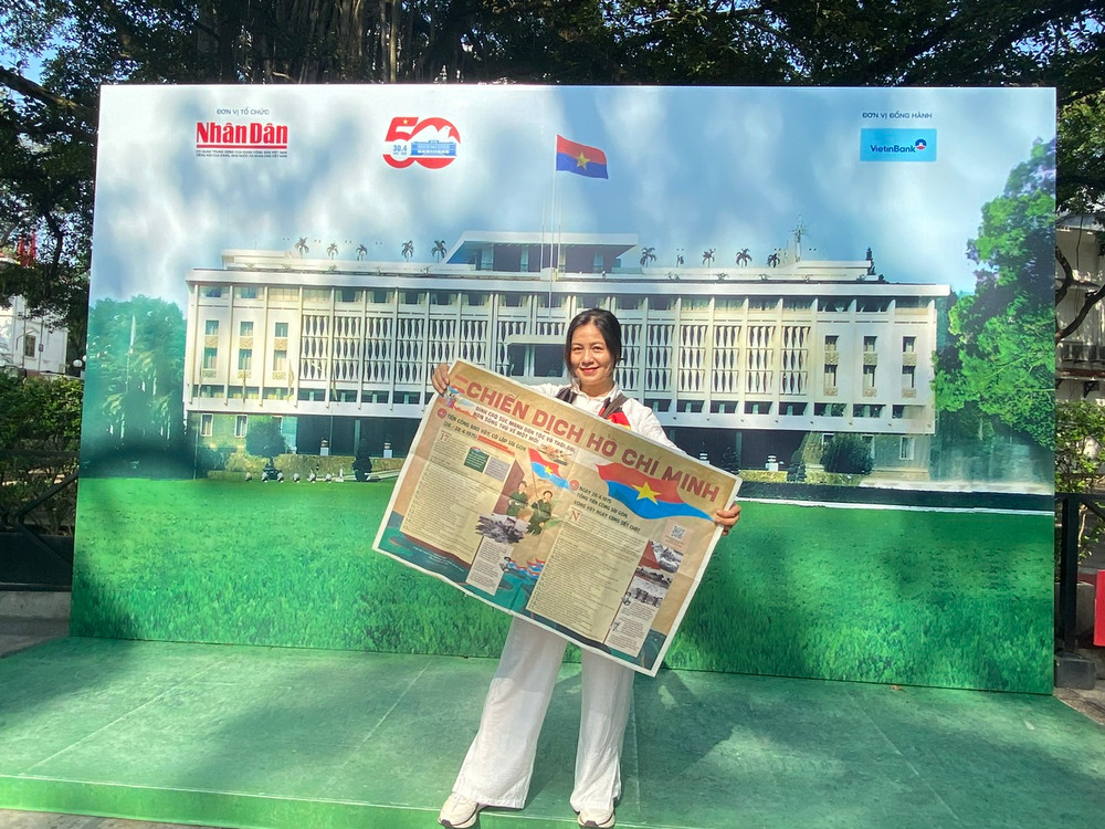Chị Phan Quyên ở Hoàn Kiếm, Hà Nội vui mừng khi sở hữu phụ san phát hành đặc biệt nhân dịp 50 năm Ngày Giải phóng miền nam, thống nhất đất nước. Chị Phan Quyên ở Hoàn Kiếm, Hà Nội vui mừng khi sở hữu phụ san phát hành đặc biệt nhân dịp 50 năm Ngày Giải phóng miền nam, thống nhất đất nước.
