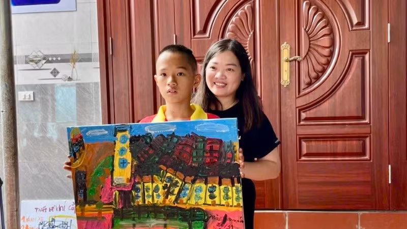 Cậu bé Tạ Đức Bảo Nam và mẹ tại trung tâm hỗ trợ phát triển hòa nhập Hoa Xuyến Chi. (Ảnh: nhân vật cung cấp)