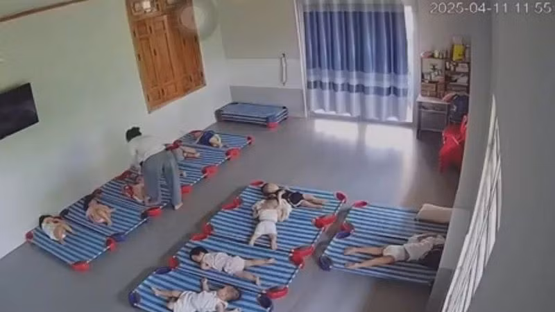 Hình ảnh cắt từ camera ghi lại vụ việc.