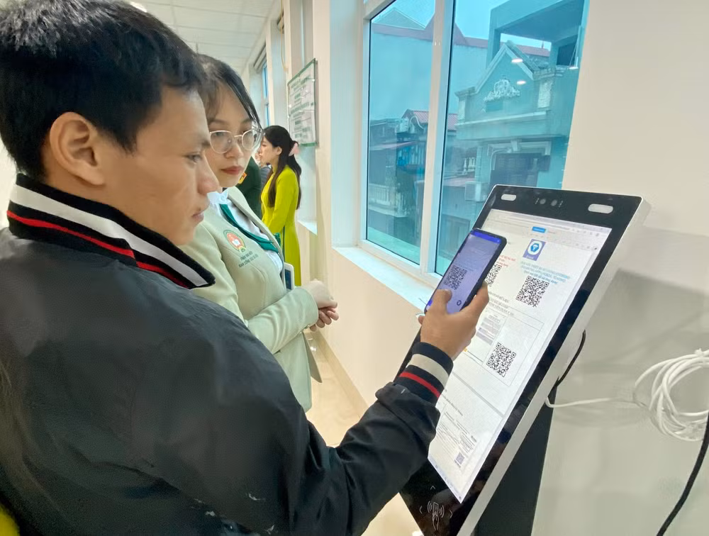 Bệnh nhân thanh toán chi phí khám qua QR code không dùng tiền mặt ngay tại phòng khám không mất thời gian xếp hàng chờ thanh toán. (Ảnh: ĐỖ THOA)