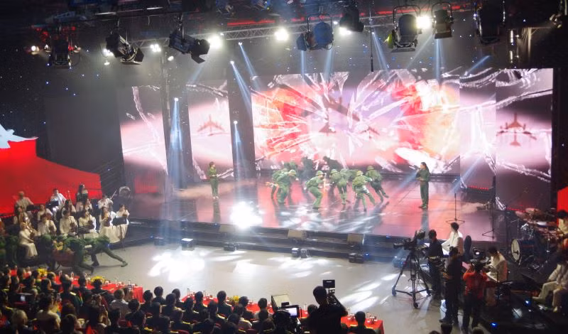 Cầu truyền hình “Bản trường ca hòa bình” được xây dựng quy mô, công phu về nội dung và nghệ thuật. (Ảnh: ĐỖ THOA)