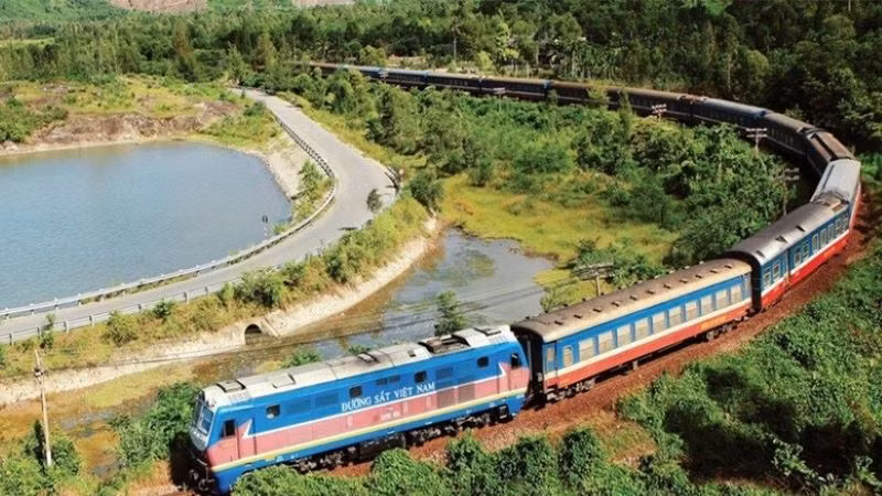 Đẩy nhanh tiến độ triển khai dự án tuyến đường sắt Lào Cai-Hà Nội-Hải Phòng. (Ảnh: VGP)