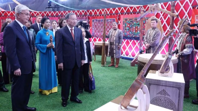 Tổng Bí thư Tô Lâm và Phu nhân cùng Tổng thống Kassym-Jomart Tokayev tham quan Làng Văn hóa Dân tộc Kazakhstan. (Ảnh: TTXVN)