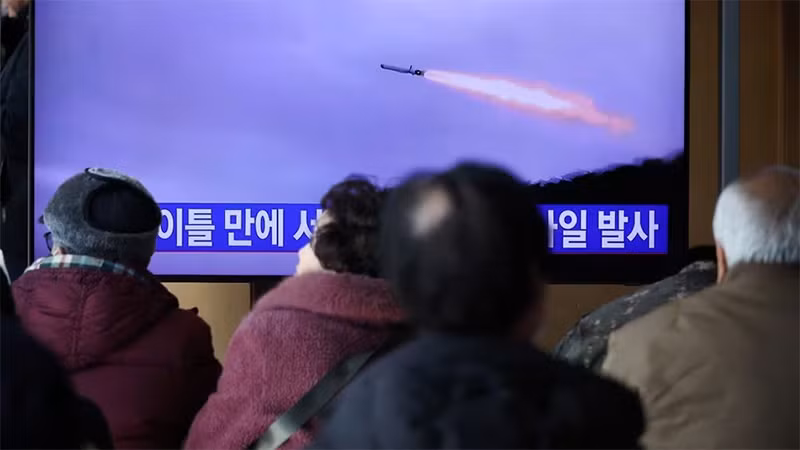 Người dân tại Seoul, Hàn Quốc, theo dõi bản tin về vụ phóng tên lửa của Triều Tiên, ngày 30/1/2024. Ảnh: REUTERS