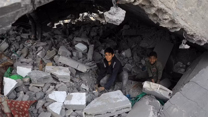 Cảnh đổ nát sau các cuộc không kích của Israel tại Khan Younis, Dải Gaza. (Ảnh: THX/TTXVN)