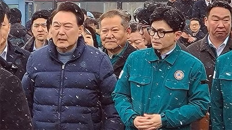 Tổng thống Hàn Quốc Yoon Suk Yeol (bên trái) cùng lãnh đạo đảng Quyền lực nhân dân (PPP) cầm quyền Han Dong-hoon thị sát hiện trường vụ cháy chợ hải sản. (Ảnh: YONHAP)