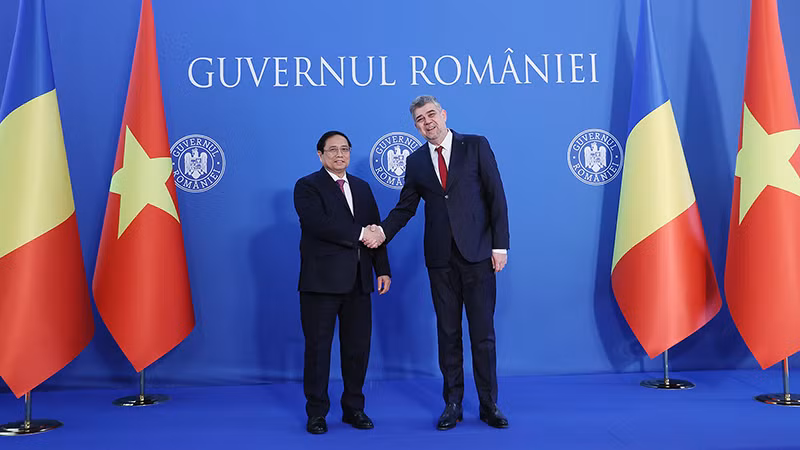 Sau lễ đón trang trọng, Thủ tướng Chính phủ Phạm Minh Chính đã gặp hẹp và hội đàm với Thủ tướng Romania Ion-Marcel Ciolacu.