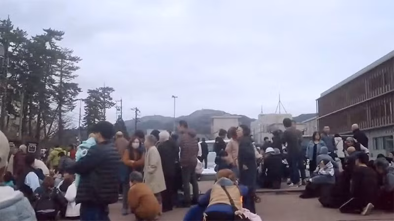 Người dân sơ tán lên khu vực cao hơn sau khi cảnh báo sóng thần được ban bố sau trận động đất tại Nhật Bản, ngày 1/1/2024. Ảnh: Kyodo