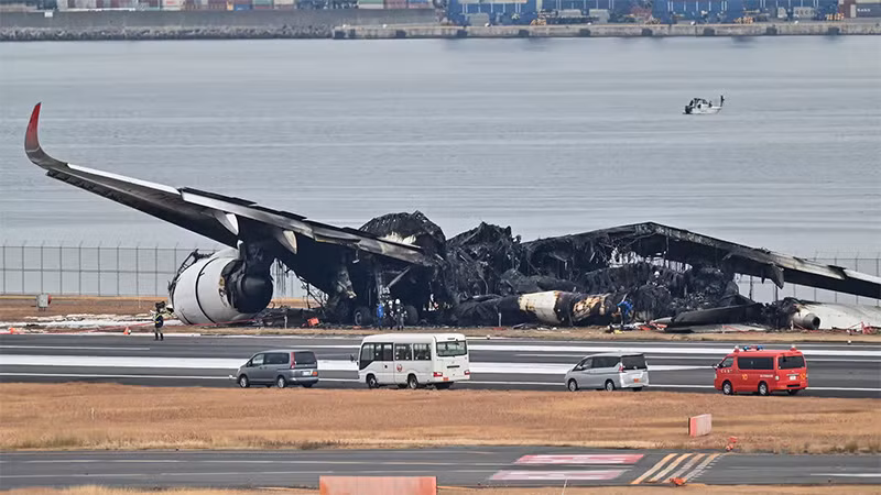 Japan Airlines ước tính thiệt hại 105 triệu USD sau vụ va chạm máy bay. (Ảnh: REUTERS)