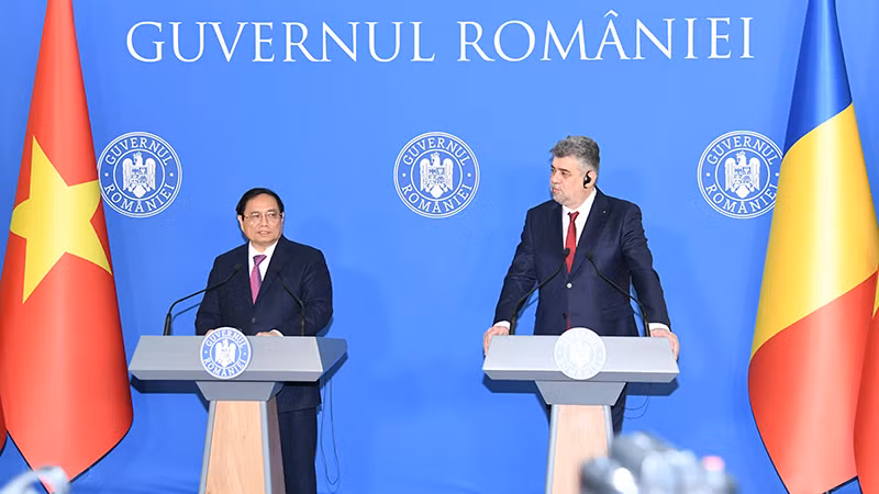 Thủ tướng Phạm Minh Chính và Thủ tướng Romania Ion-Marcel Ciolacu tại cuộc gặp gỡ, trao đổi thông tin với báo chí. 