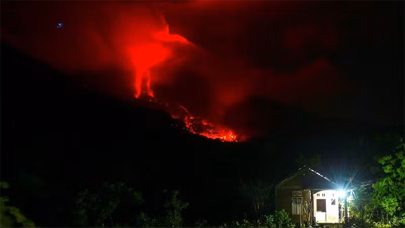 Dung nham phun trào từ núi lửa Lewotobi Laki-laki, ngày 14/1/2024. (Ảnh: ANTARA)