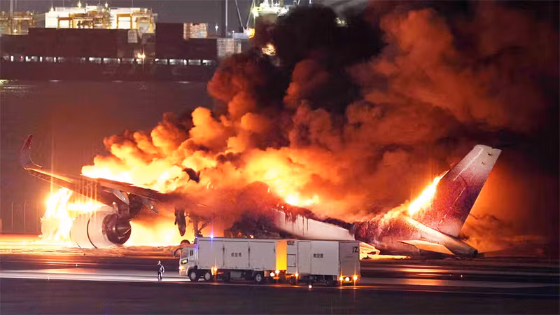 Máy bay bốc cháy như một quả cầu lửa. Ảnh: EPA
