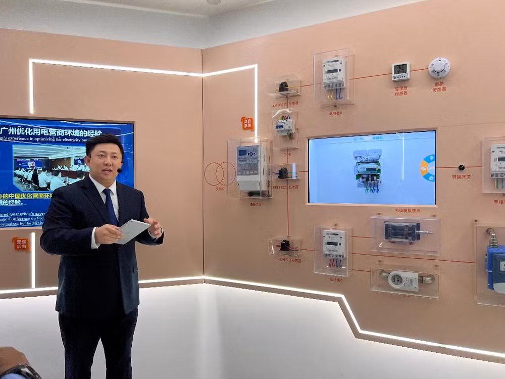 Đại diện Công ty Lưới điện miền Nam Trung Quốc (CGS) giới thiệu về số hoá trong quản lý, vận hành lưới điện.