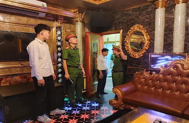 Lực lượng cảnh sát phòng cháy chữa cháy kiểm tra quán kinh doanh karaoke.