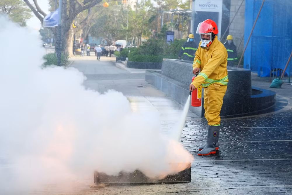Tình huống xuất hiện đám cháy, lực lượng cơ sở sử dụng phương tiện cá nhân dập lửa.