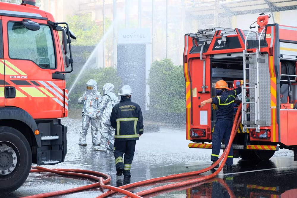 Các lực lượng chữa cháy phối hợp nhịp nhàng.