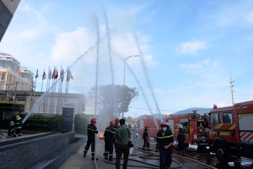 Đám cháy vượt khỏi tầm kiểm soát, Cảnh sát Phòng cháy, chữa cháy kịp thời có mặt tại hiện trường để dập lửa.