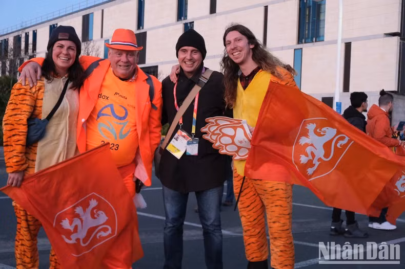 Tất cả đều hướng tới một trận cầu hấp dẫn giữa đội tuyển nữ hai nước. (Ảnh: ĐỖ ĐẠT)