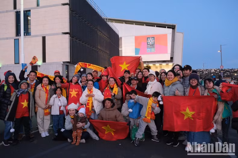 Hội cổ động viên Việt Nam sẵn sàng "tiếp lửa". (Ảnh: ĐỖ ĐẠT)