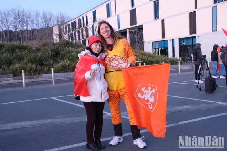 Cổ động viên Hà Lan và Việt Nam giao lưu. (Ảnh: ĐỖ ĐẠT)