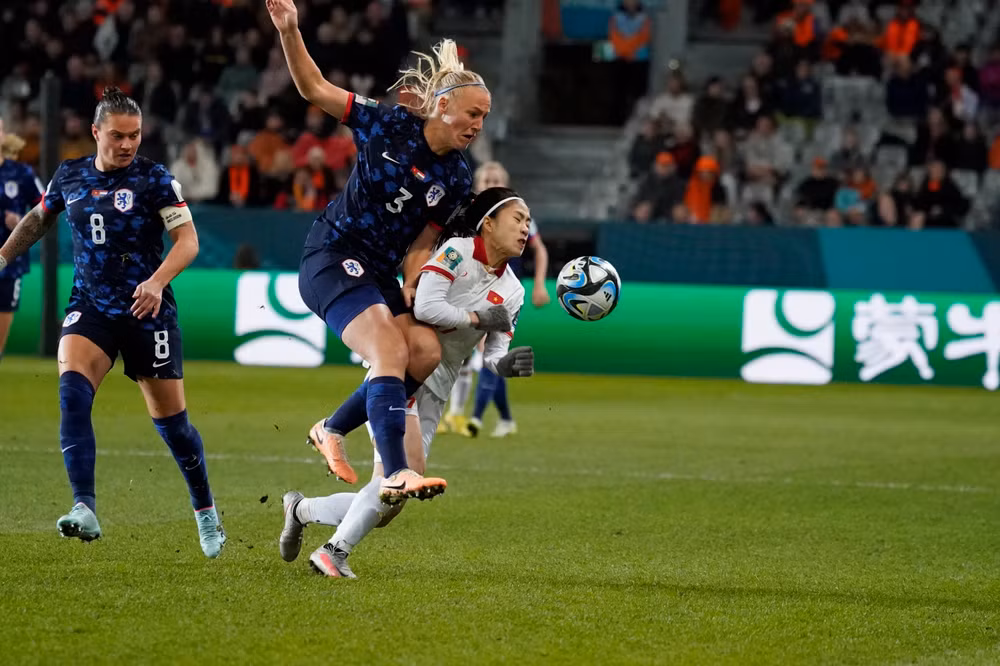 Nỗ lực tranh chấp bóng của Thanh Nhã.