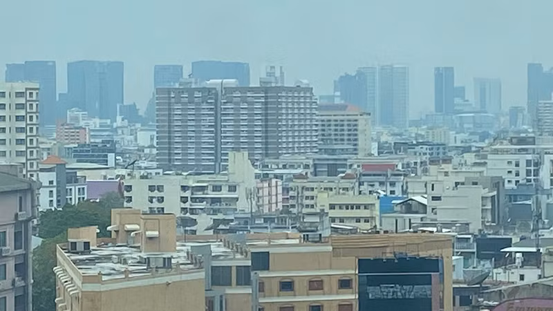 Nhiều cao ốc tại Bangkok cảm nhận rung lắc vào sáng 31/3. (Ảnh: XUÂN SƠN)