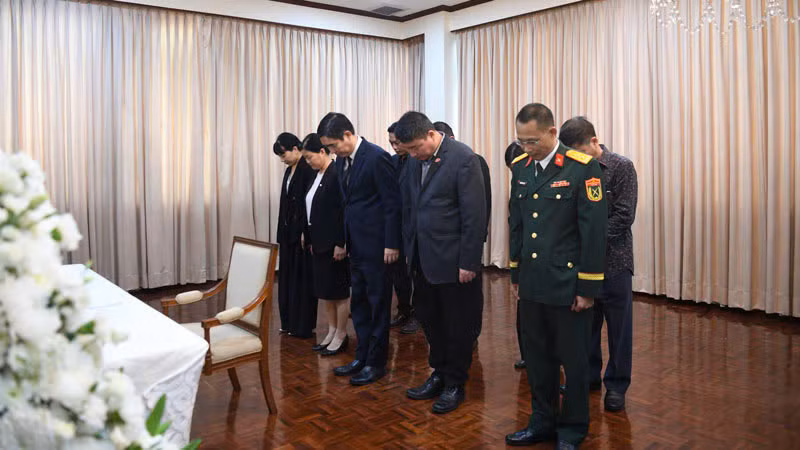 Đoàn đại biểu Đại sứ quán Việt Nam tại Thái Lan dành một phút mặc niệm tưởng nhớ nguyên Chủ tịch Đảng, nguyên Chủ tịch nước, nguyên Thủ tướng nước Cộng hòa Dân chủ Nhân dân Lào Khamtay Siphandone.