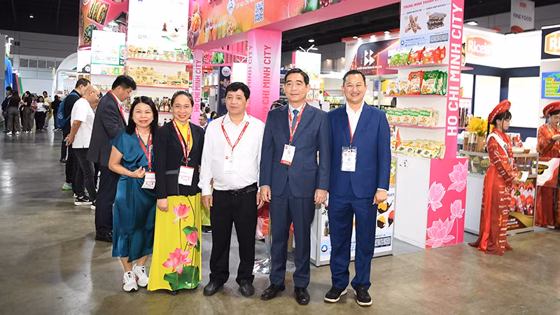 Đại sứ Việt Nam tại Thái Lan Phạm Việt Hùng (thứ 2 từ phải sang trái) tham dự sự kiện. Đại sứ Việt Nam tại Thái Lan Phạm Việt Hùng (thứ 2 từ phải sang trái) tham dự sự kiện.