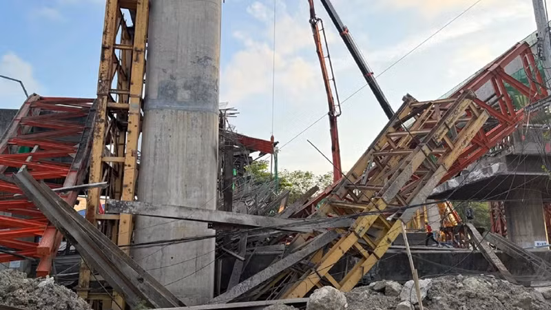 Giàn giáo sập tại một trụ cầu cao tốc trên cao. Ảnh: Thansettakij.