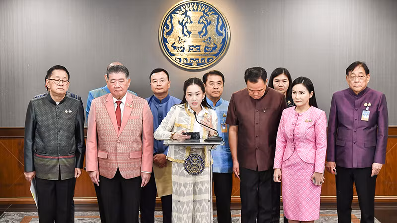 Thủ tướng Thái Lan Paetongtarn Shinawatra (giữa) tại cuộc họp báo ngày 25/2. Ảnh: Văn phòng chính phủ Thái Lan.