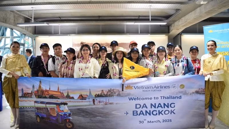 Đón đoàn khách từ Đà Nẵng tới sân bay Suvarnabhumi, Bangkok.