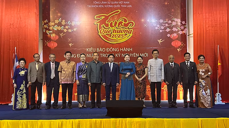 Các đại biểu tham dự chụp ảnh kỷ niệm tại sự kiện. (Ảnh: CTV)