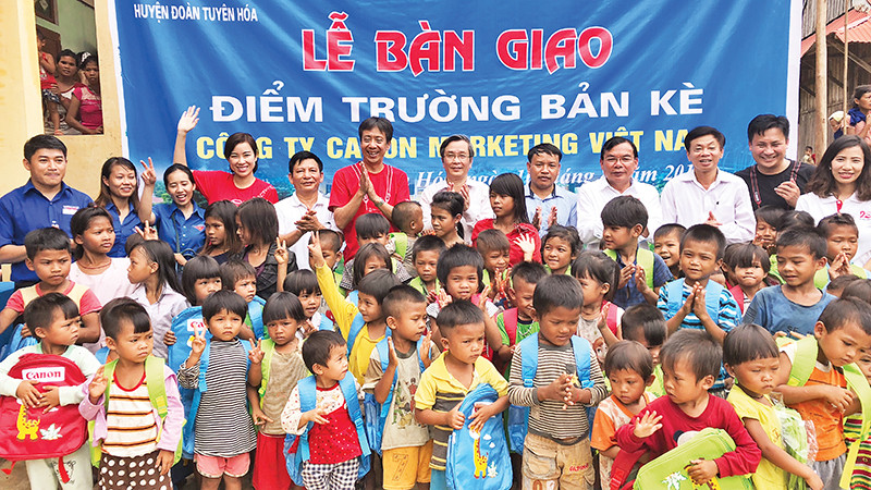 Lễ bàn giao điểm trường mầm non ở xã Bản Kè, huyện Tuyên Hóa, tỉnh Quảng Bình do Công ty cổ phần Lê Bảo Minh xây tặng.