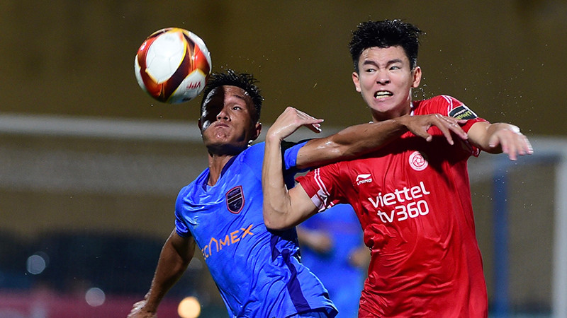 Pha tranh bóng giữa cầu thủ hai đội Viettel FC (áo đỏ) và Becamex Bình Dương. (Ảnh THANH HẢI)