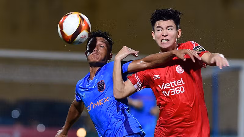 Pha tranh bóng giữa cầu thủ hai đội Viettel FC (áo đỏ) và Becamex Bình Dương. (Ảnh THANH HẢI)