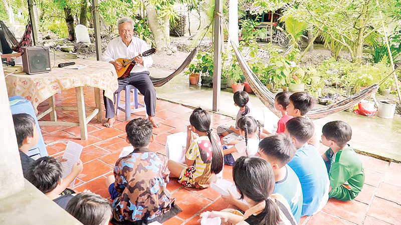 Ông Văn Đình Thanh trong một giờ dạy nhạc miễn phí cho trẻ.