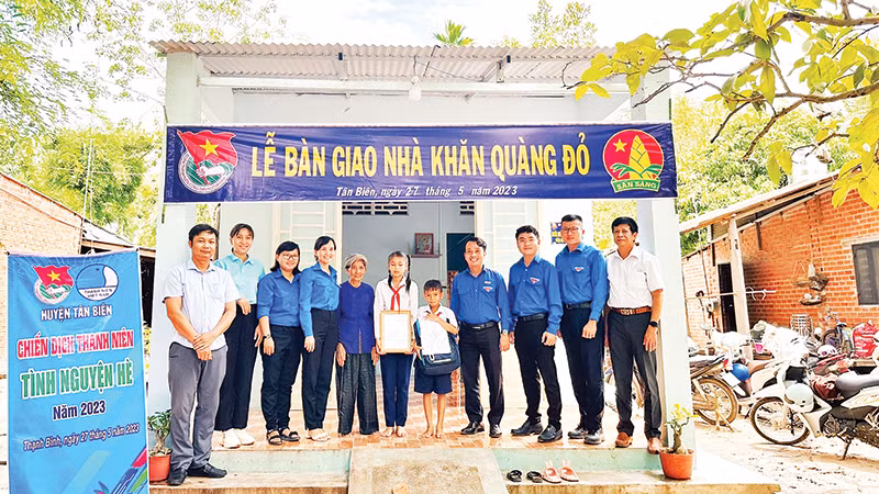 Huyện đoàn Tân Biên (Tây Ninh) bàn giao nhà Khăn quàng đỏ tặng gia đình học sinh nghèo.