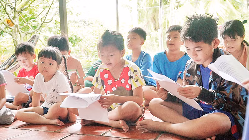 Ông Văn Đình Thanh trong một giờ dạy nhạc miễn phí cho trẻ.