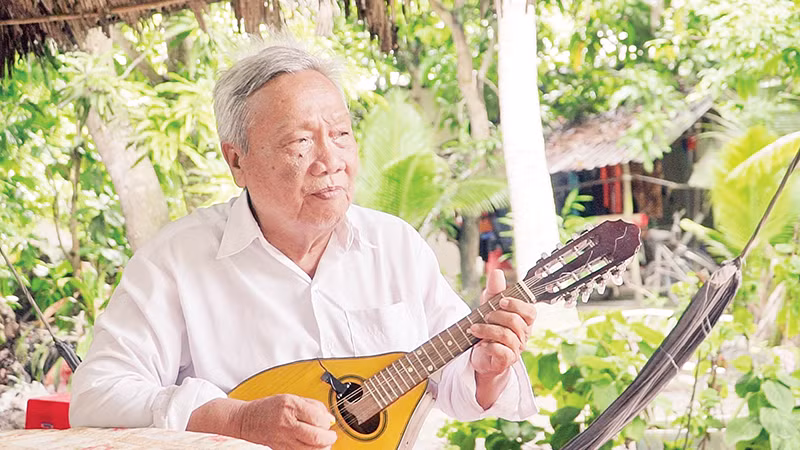 Ông Văn Đình Thanh và cây đàn Măng-đô-lin dạy học.