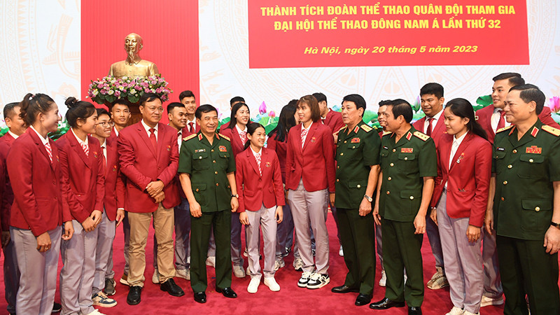 Lãnh đạo Bộ Quốc phòng, Tổng cục Chính trị và các đại biểu tại Lễ tuyên dương thành tích Đoàn Thể thao Quân đội tham gia Đại hội Thể thao Đông Nam Á lần thứ 32. (Ảnh KHỔNG MINH KHÁNH)