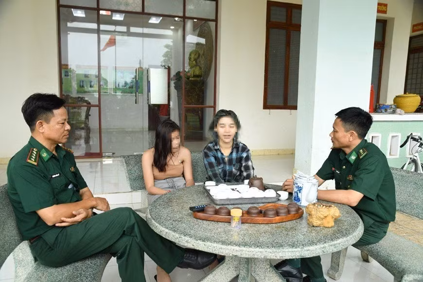 Hai nữ nạn nhân đang kể lại hành trình bị bán qua tay nhiều người trước khi bị lực lượng chức năng giải cứu. Ảnh: Báo Quân đội nhân dân