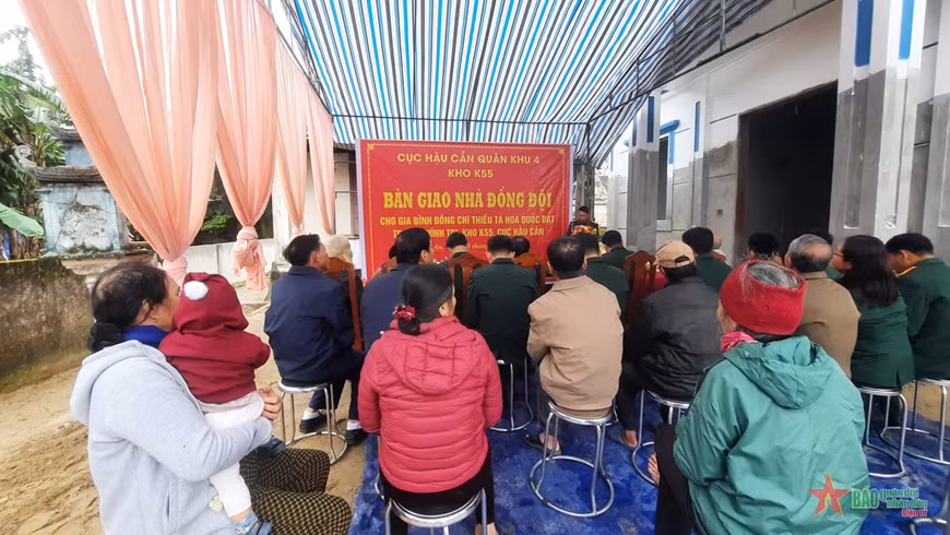 Toàn cảnh buổi bàn giao Nhà đồng đội cho Thiếu tá Hoa Quốc Đạt, Trợ lý Chính trị Kho K55, Cục Hậu cần Quân khu 4. Ảnh: Báo Quân đội nhân dân