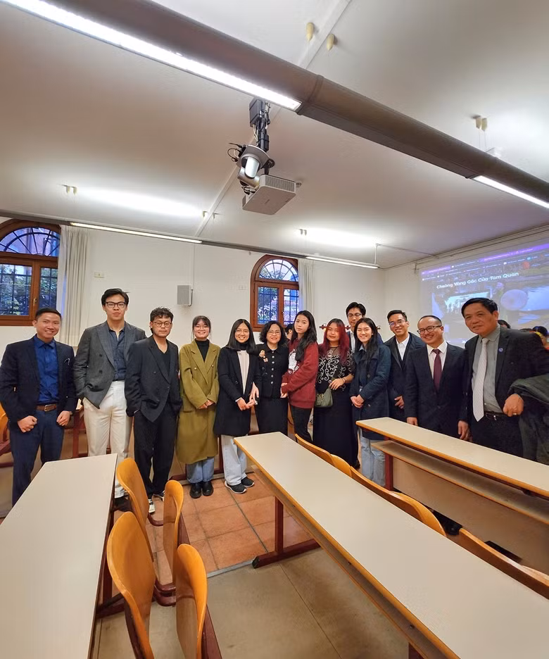 Các đại biểu Đoàn công tác giao lưu cùng các giáo viên và sinh viên Đại học Ca'sfocari. (ẢNH: TRẦN ANH)